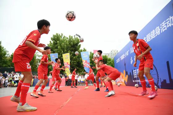  “奔跑吧·少年”儿童青少年健身活动天津市分会场进行少儿体育展示。 佟郁 摄