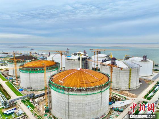 中国石化天然气分公司天津LNG接收站二期工程主体结构全面完工。　天津经开区供图