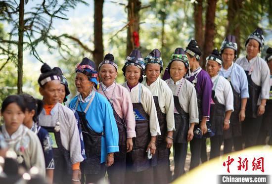 苗族村民在丹寨县扬武镇排倒村芦笙场上跳传统芦笙舞。　黄晓海 摄