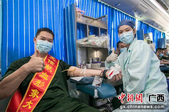 图为医护人员正在采集血液。刘明  摄