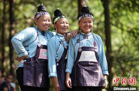 身着盛装的苗族村民在丹寨县扬武镇排倒村过传统“爬坡节”。　黄晓海 摄