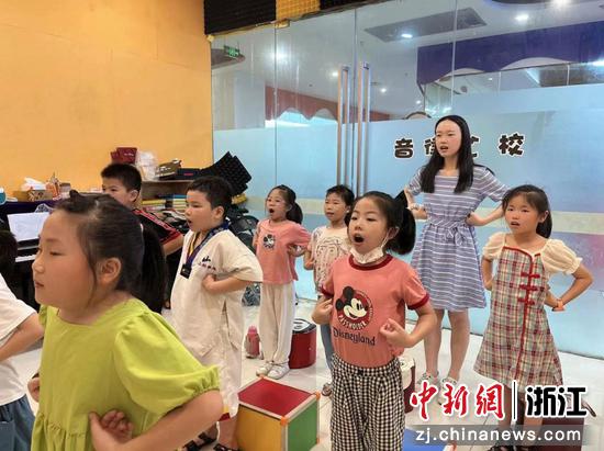 　　龙湾区文化馆暑期“群众课堂”现场，孩子们跟着老师的节奏练习声乐。中共温州市龙湾区委宣传部供图