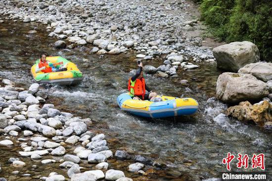8月10日，游客在水银河大峡谷漂流享清凉。　瞿宏伦　摄