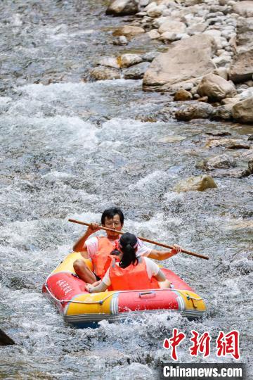8月10日，游客在水银河大峡谷漂流享清凉。　瞿宏伦 摄