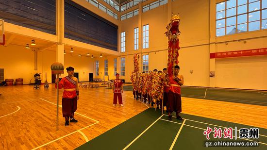 2022年代表六盘水市参加贵州省第十一届运动会舞龙比赛。受访者供图