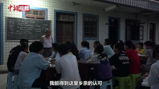 大学退休教授贵州避暑 义务给社区放暑假孩子讲授英语十年