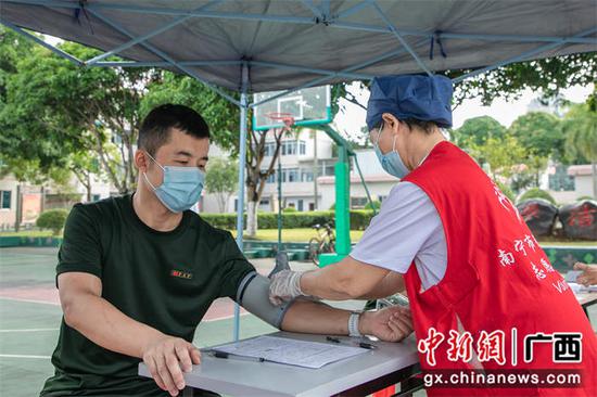 图为武警官兵献血前进行血压测量。刘明  摄