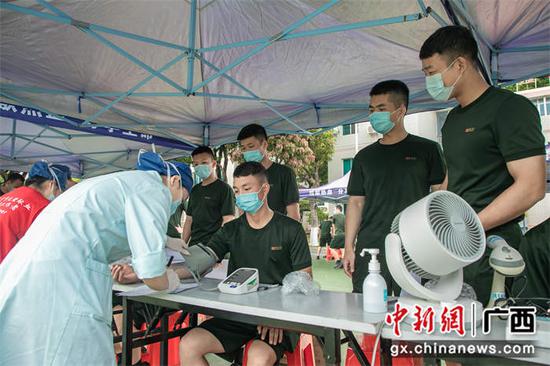 8月8日，武警官兵献血前进行血压测量。刘明  摄