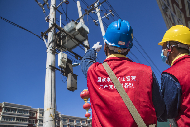 國網烏魯木齊供電公司共產黨員服務隊員對10千伏電力線路設備進行巡視測溫，保障居民可靠用電。 王晉魁 攝