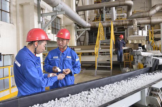 獨山子石化公司員工在生產線嚴格監控橡膠質量。 尼加提 攝