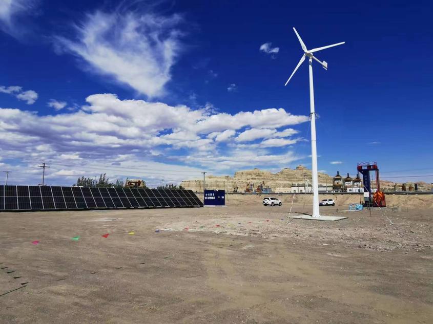新疆油田“风光发电+昼开夜关”减碳又创效
