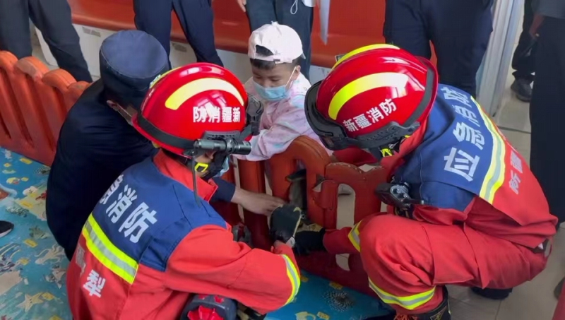 新疆昭蘇：四歲女童玩具護欄卡腿  消防員破拆救助  