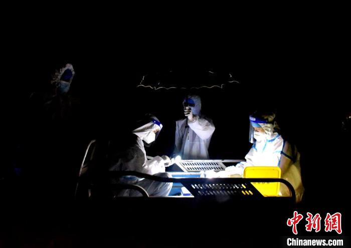 新疆伊宁县防疫工作者挑灯夜战。　伊宁县融媒体中心供图