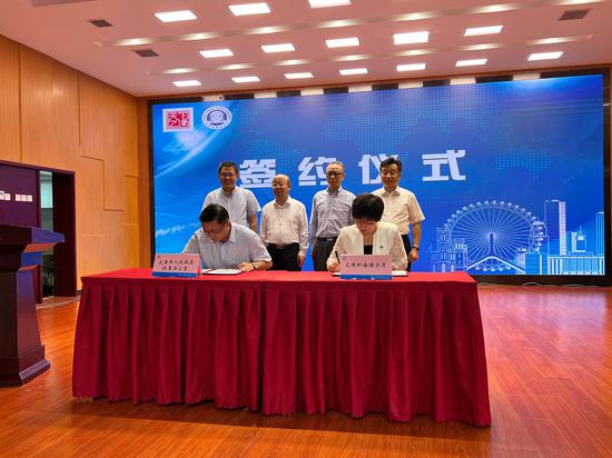 12日，天津市人民政府外事办公室与天津外国语大学签署战略合作备忘录。 王君妍摄