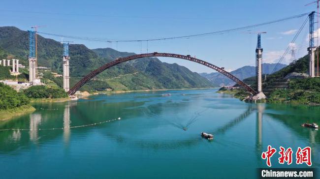 在建世界最大跨徑拱橋——天峨龍灘特大橋完成管內混凝土灌注施工