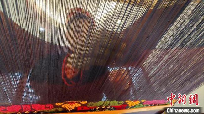 廣西巧手“織女”竹籠機上織壯錦 圖案生動色彩斑斕
