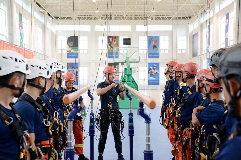 中国救援新疆机动专业支队举办（格锐德）暨SPRAT国际绳索救援技术培训