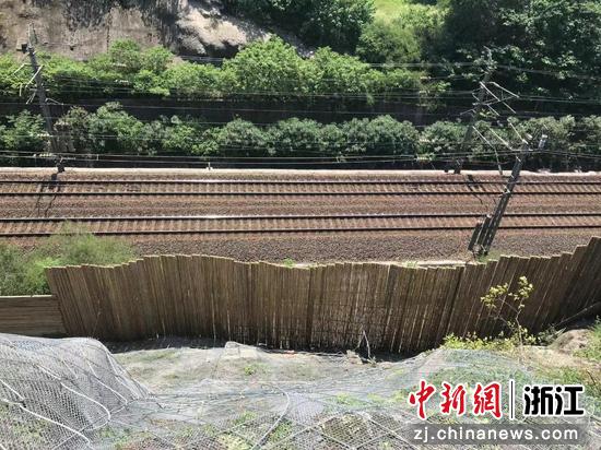杭温铁路二期在边坡架设主动和被动防护网形成双重防护。 杨晶晶 摄