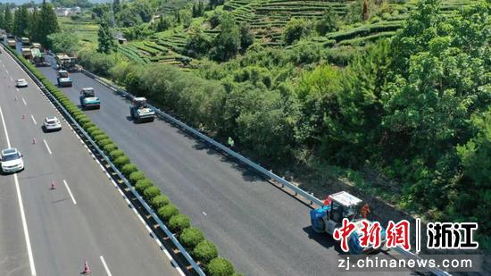 
溧宁高速龙丽段沥青罩面施工现场。 浙江交工养护分公司 供图