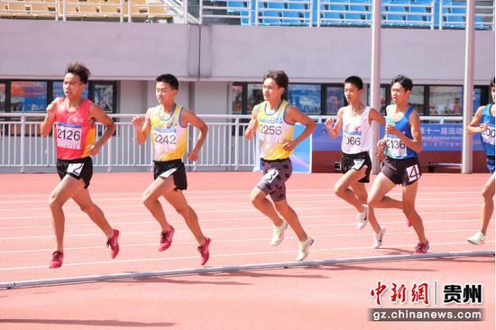 沙耀在比赛中（第三名运动员）。贵州省运会组委会供图