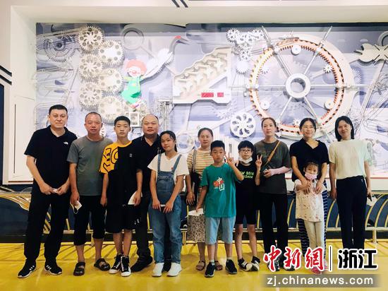 台湾小朋友们和家长一起在科技馆合影。临海台办 提供