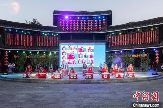 8月13日，贵州省务川县龙潭古寨景区文艺表演现场。　唐哲 摄