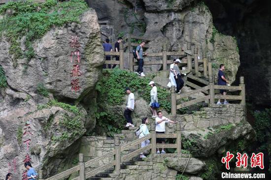 贵州龙宫景区迎来暑期游览热潮