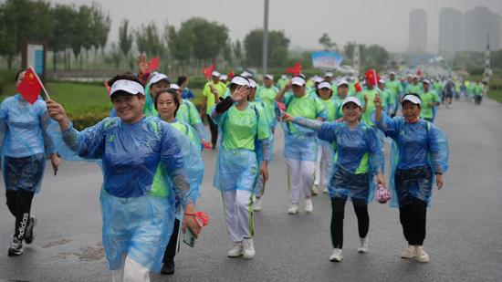 2022年全国“行走大运河”天津段活动启幕。雨中，群众参与热情高涨。  天津市体育局供图