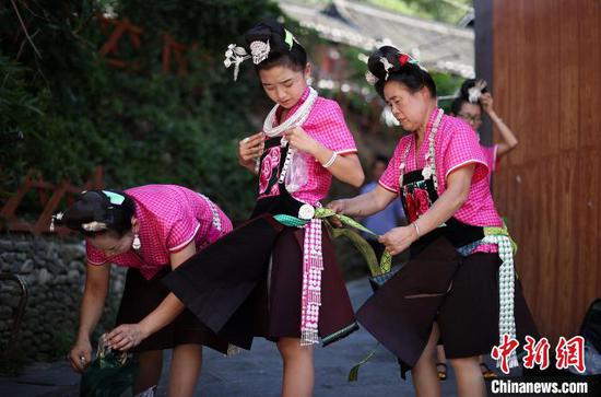 村民在丹寨县南皋乡石桥村穿节日盛装。　黄晓海　摄