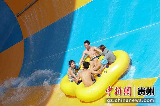 8月14日，游客在贵州石阡古温泉水上乐园体验“大喇叭”项目。 瞿宏伦 摄