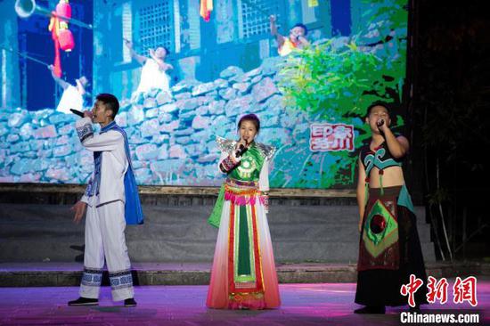 8月13日，贵州省务川县龙潭古寨景区文艺表演现场。　唐哲 摄