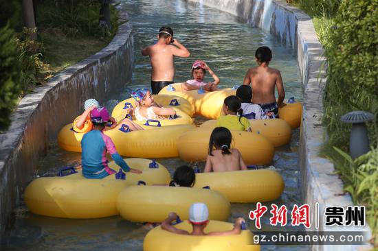 8月14日，孩童在贵州石阡古温泉水上乐园戏水。 瞿宏伦 摄