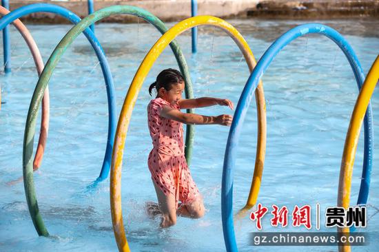 8月14日，孩童在贵州石阡古温泉水上乐园戏水。 瞿宏伦 摄