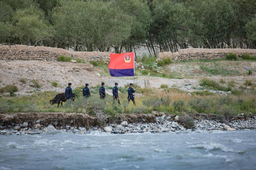 新疆喀什：移民管理警察加強汛期巡防