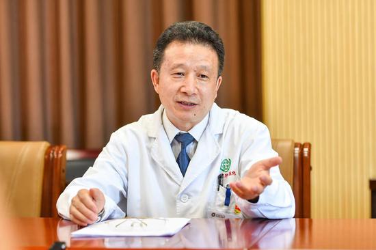 贵州医科大学附属肿瘤医院副院长、妇瘤外科主任杨英捷接受采访。