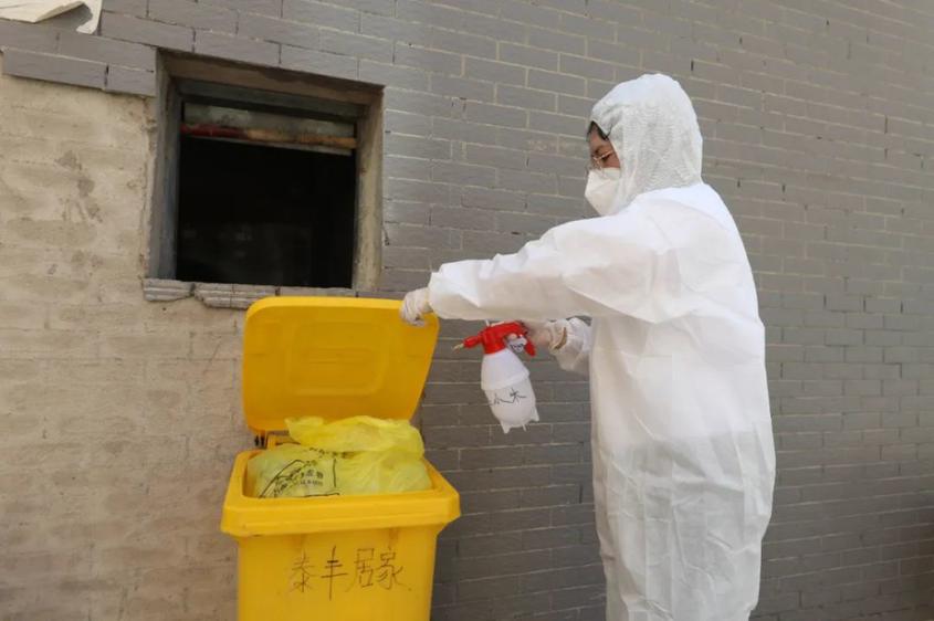 8月14日下午，核酸组准备停当，检测开始，米克日阿依·库尔班按照要求认真处理消杀垃圾。庞博 摄