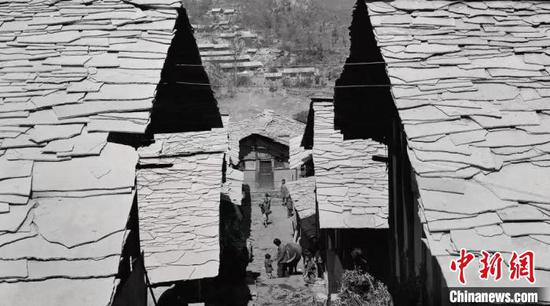 图为林坚摄影作品，《1985年贵阳市花溪区》。　受访者供图