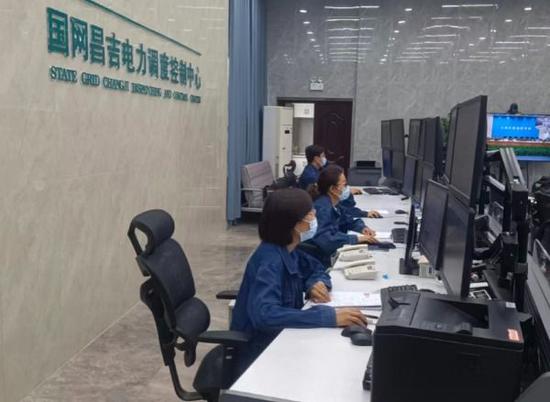 国网昌吉供电公司调控人员做好电网调度应急保障工作。
