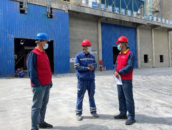 雷中亮（右一）走访新疆金龙水泥有限公司。杨颖 摄