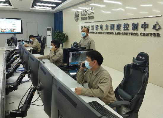 国网吐鲁番供电公司调控人员密切监控电网运行情况，做好电力调度工作。