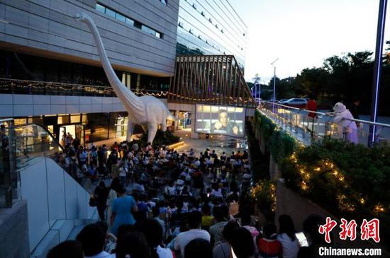 图为民众晚上在贵州省地质博物馆观看露天电影。　贵州省地质博物馆供图