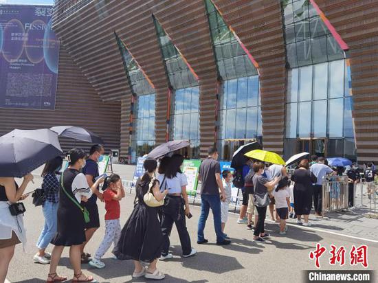 图为民众排队进入贵州博物馆。　周燕玲 摄