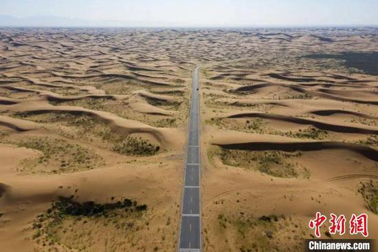 沙漠里本没有路，是筑路人进茫茫沙海。　项目部供图