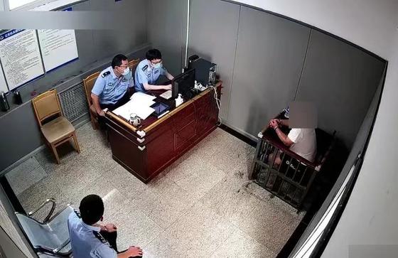 民警对涉案嫌疑人进行审讯。天津市公安局供图