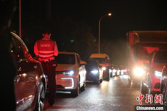 天津开展重点路段巡查，民警对过往车辆、人员进行盘查，全力维护辖区治安秩序 天津市公安局供图