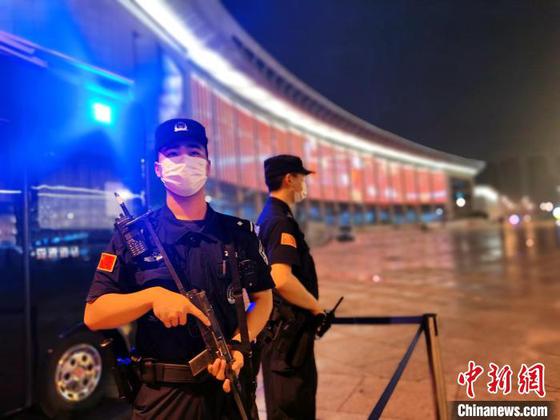 强化巡逻防控，民警在天津站后广场等重要部位开展定点值守 天津市公安局供图