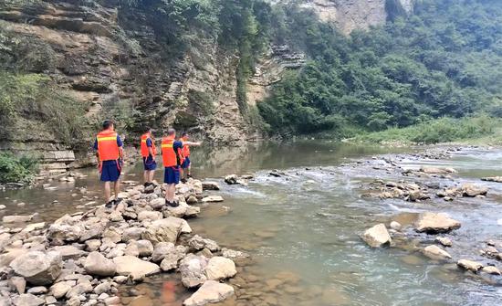 大方县大山乡志愿者在大鱼跳河巡河。   周高定 摄