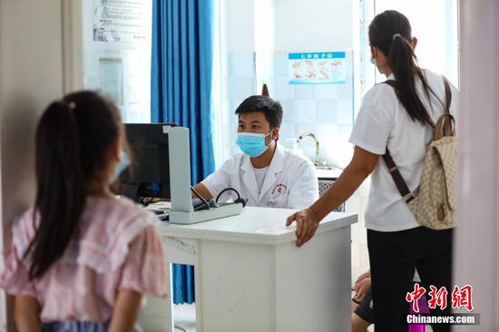 8月17日，李田书在琊川镇中心卫生院门诊接诊。 瞿宏伦 摄