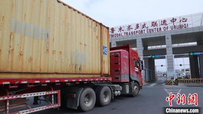 探訪烏魯木齊國際陸港區：貨車一小時完成裝運 物流運輸暢通有序