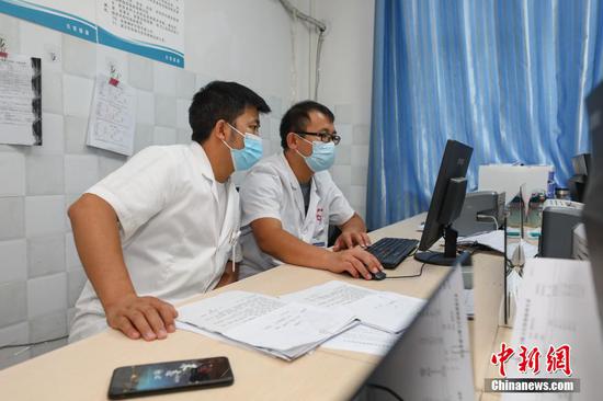 8月17日，李田书在琊川镇中心卫生院病房为患者做检查。 瞿宏伦 摄